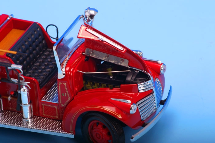 Автомобиль - пожарная машина GMC образца 1941 г., красная, масштаб 1:24  